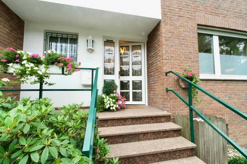 Eingang und Treppe vor dem Haus - 