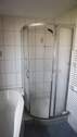 Dusche und Wanne im Bad - 