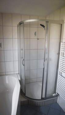 Dusche und Wanne im Bad - 