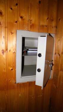 Wandsafe im Kellerraum 1 - 