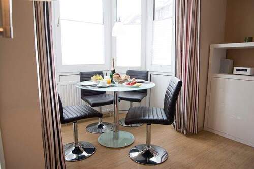 Essplatz im Erker (Wohnraum) - 2 Zimmer Etagenwohnung zum Kaufen in Cuxhaven