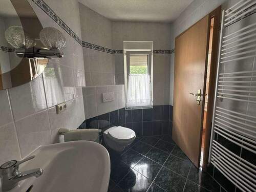 Bad 1 Wohnhaus - 5 Zimmer Mehrfamilienhaus, Wohnhaus in Golßen