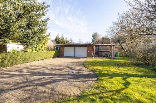 Garten und Doppelgarage - 