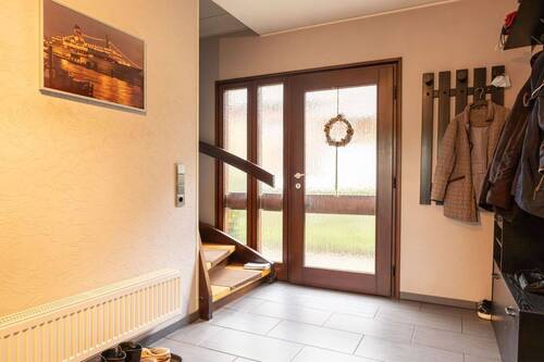 geräumiger Eingangsbereich - 4 Zimmer Doppelhaushälfte in Rellingen