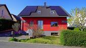 Straßenansicht - Die Solaranlage auf dieser Seite des Haues wurde 2024 neu installiert - 