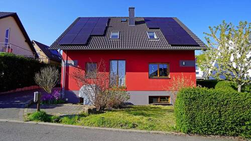 Straßenansicht - Die Solaranlage auf dieser Seite des Haues wurde 2024 neu installiert - 