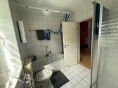 Bad mit Badewanne und Dusche - 