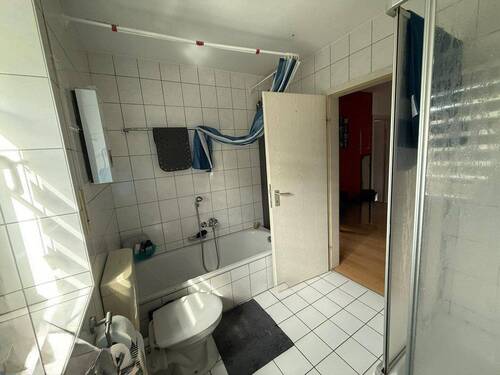 Bad mit Badewanne und Dusche - 