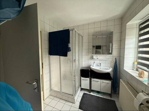 Bad mit Badewanne und Dusche - 
