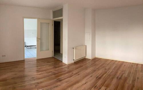 Wohnzimmer, Blick Küche/Flur - 2 Zimmer Terrassenwohnung zum Kaufen in Hannover
