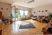 Wohnzimmer mit Balkonzugang - 5 Zimmer Etagenwohnung zur Miete in Adenau