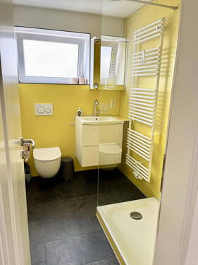 Bad mit Regendusche OG - 