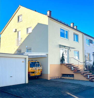Vorderansicht mit Eingang - Aufwändig renovierte Doppelhaushälfte als Ein- oder Zweifamilienhaus nutzbar - ohne Maklerprovision