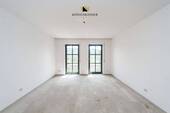 EG: Schlafzimmer mit Zugang zum Balkon - 