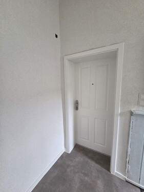 Bild 1 - Kernsanierte 2-Zimmer-Wohnung nahe Bahnhof Oberbarmen - 3. OG links, KücheBad, Keller