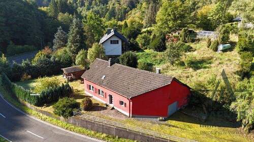 Gesamtansicht - Charmantes Eifelhaus mit Geschichte, Natur und Potenzial