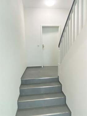 Treppenhaus + Eingang - 