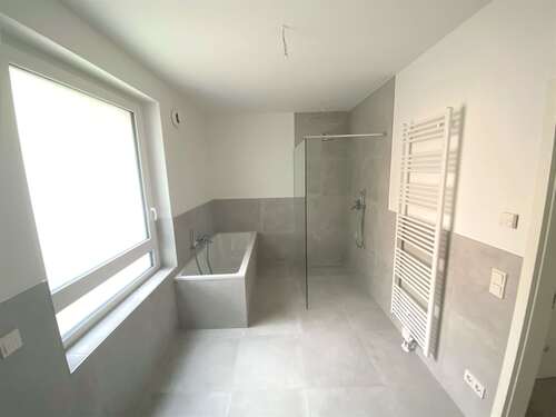 Bad mit Wanne+Dusche - 
