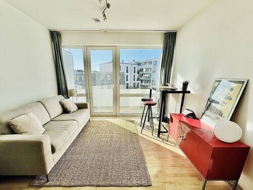 Wohnzimmer mit großer Fensterfront - Sonnige 1-Zimmer-Wohnung mit großen Balkon am Winterhuder Marktplatz