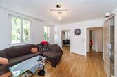 Wohnzimmer mit Blick Richtung Küche - 