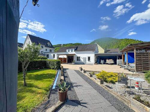 Hofansicht - 7 Zimmer Mehrfamilienhaus, Wohnhaus zum Kaufen in Roßbach