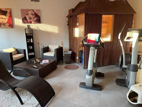 Fitnessraum mit Sauna und Kamin - 7 Zimmer Einfamilienhaus in Leipzig