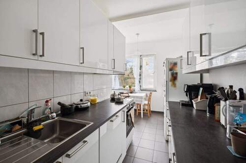 Die zweckmäßig eingerichtete Küche bietet ausreichend Platz für die ganze Familie - 3 Zimmer Etagenwohnung in Berlin