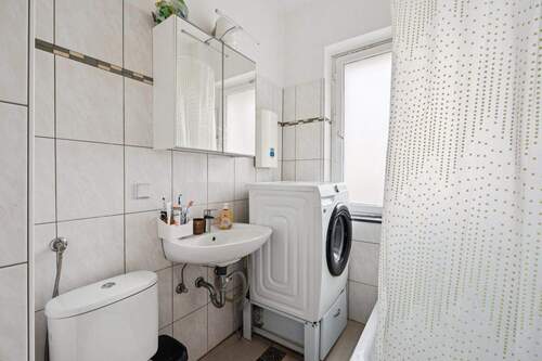 Dusch-Bad mit Renovierungsbedarf - 