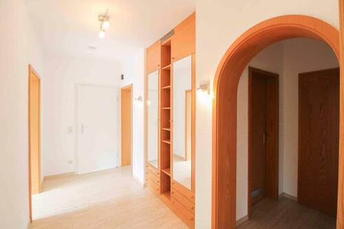 Flur EG Wohnung - 6 Zimmer Einfamilienhaus zum Kaufen in Mönsheim