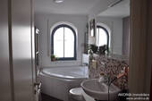 Badezimmer-mit-Eckbadewanne - 