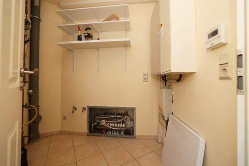 Abstellraum mit Waschmachinenanschluss - 