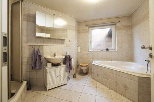 Bad mit Dusche und Wanne - 