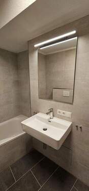 Badezimmer mit Badewanne - 