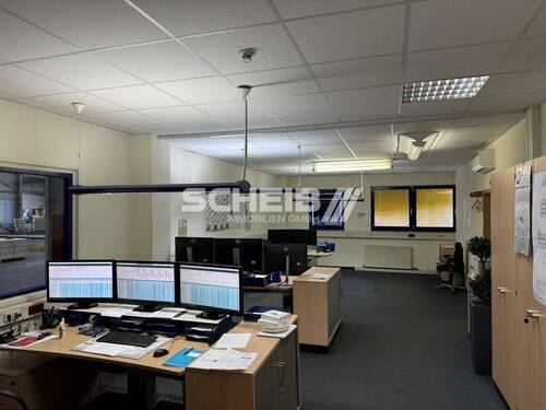 Großraumbüro im Erdgeschoss - 