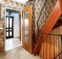 Provisionsfrei und leerstehend! Renovierungsbedürftiges Reihenmittelhaus mit ausbaufähigem Dachgeschoss für mehr Wohnfläche und einem Parkplatz! - Nürnberg Langwasser