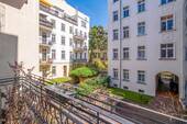 Blick vom Balkon - Entspanntes Wohnen in Berlin-Mitte - Balkon mit Blick in den grünen Innenhof