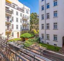 Entspanntes Wohnen in Berlin-Mitte - Balkon mit Blick in den grünen Innenhof