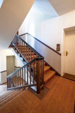 Treppenhaus mit Aufzug - 