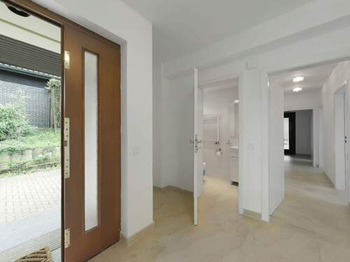 Hauseingang / Gäste WC / Diele - 