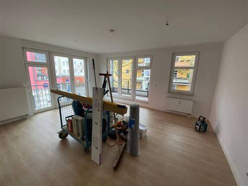 geräumiges Wohnzimmer mit Balkonzugang - 2 Zimmer Etagenwohnung in Erfurt