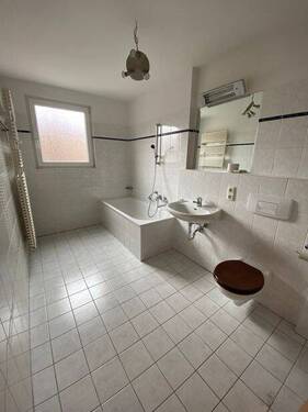 Tageslichtbad mit Wanne - 