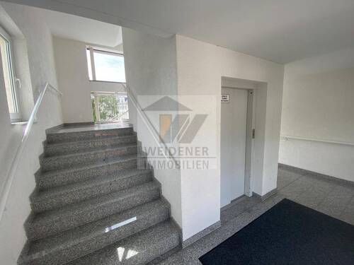 Treppenhaus + Fahrstuhl - 2 Zimmer Etagenwohnung zum Kaufen in Gera