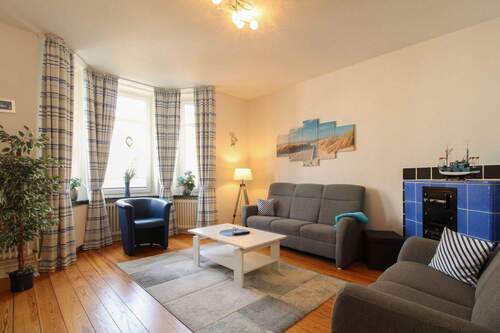 Wohnzimmer - Zentrale Top-Lage: Charmante 4-Zi.-Altbauwohnung mit Balkon u. Zimmerofen