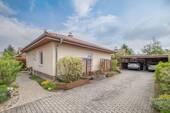 Weitere Hausansicht mit Blick zum Carport - 
