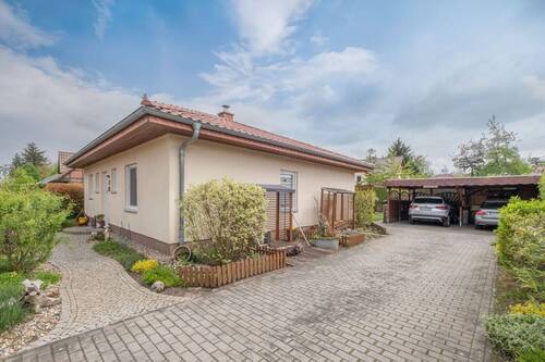 Weitere Hausansicht mit Blick zum Carport - 