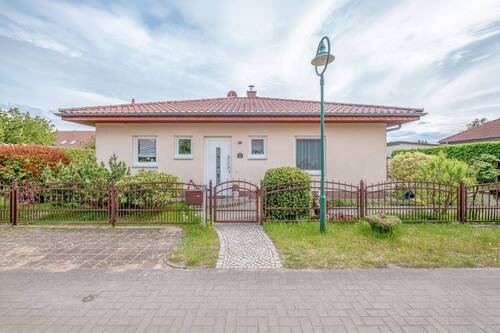 Hausansicht - Gepflegter Wohnbungalow mit großzügigem Garten sucht neue Besitzer