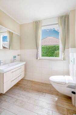 Bad mit Dusche - 
