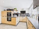 Moderne Küche mit Einbaugeräten - 7 Zimmer Einfamilienhaus in Epfendorf