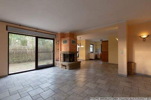 Wohnzimmer mit Kamin - 7 Zimmer Einfamilienhaus in Göda