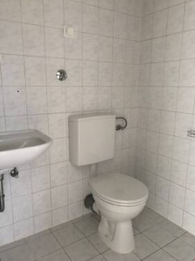Toilette_Waschbecken_weiße Fliesen.jpg - 